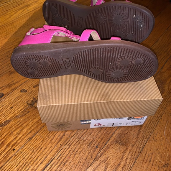 Lil Girls Ugg Sandals - Picture 2 of 3